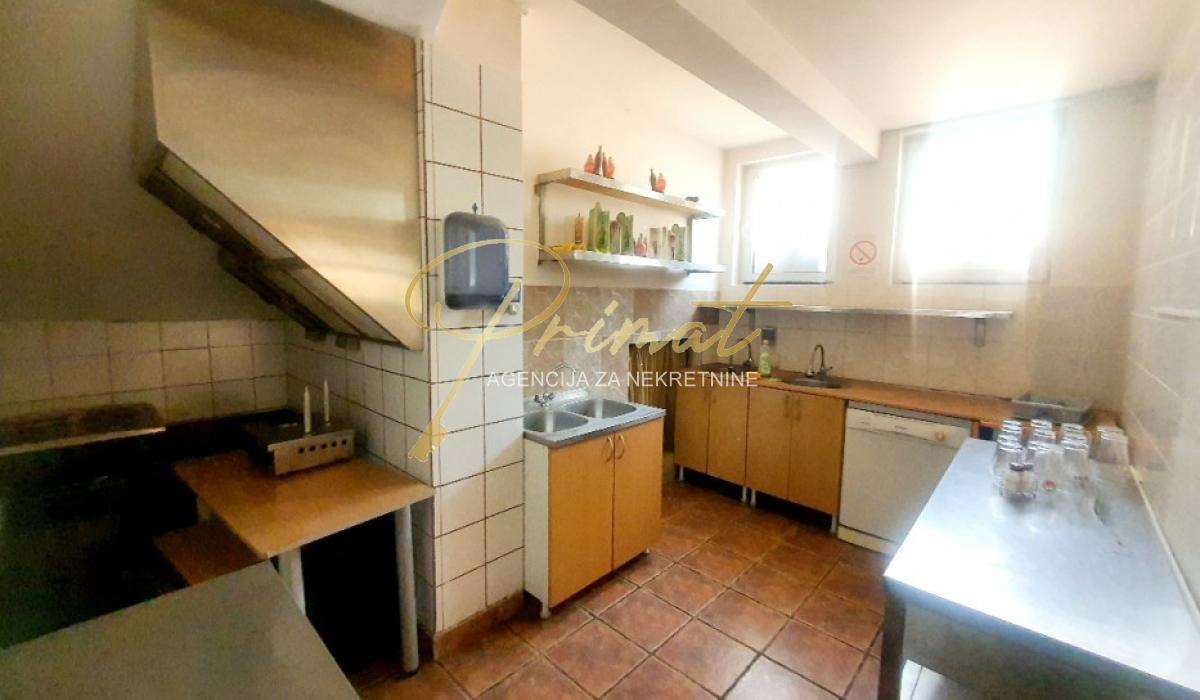 Lokal 90 kv + dvoriste 40 kv, uknjizen kao stan