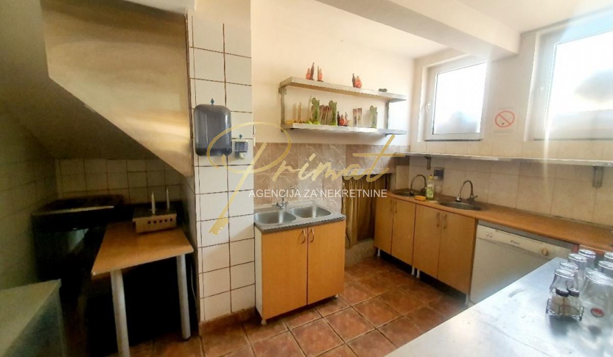 Lokal 90 kv + dvoriste 40 kv, uknjizen kao stan