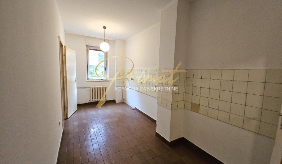 Trosoban stan Vukov spomenik