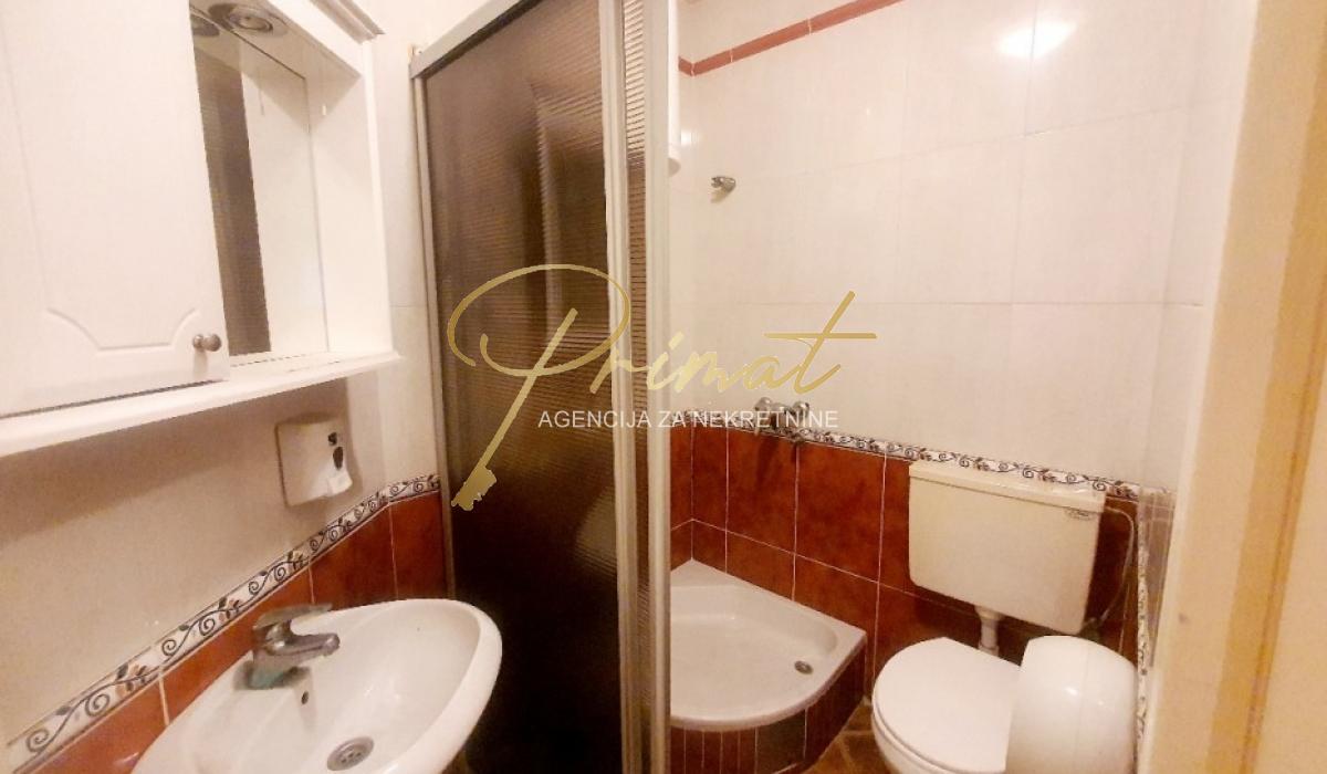 Lokal 90 kv + dvoriste 40 kv, uknjizen kao stan