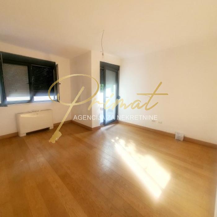 Lux novogradnja na Autokomandi