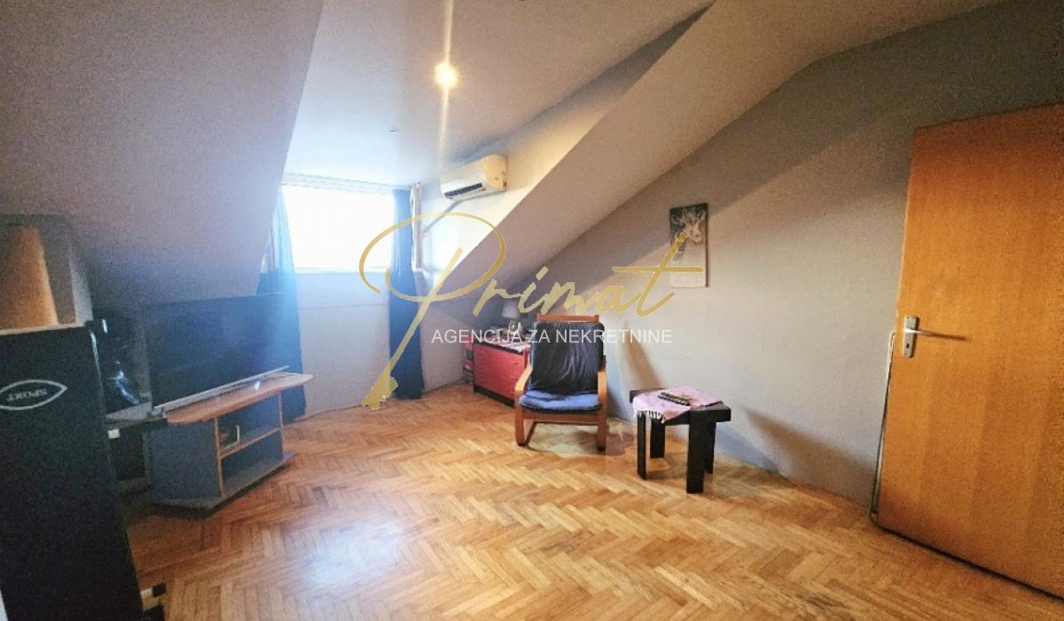 trosoban stan u Borci