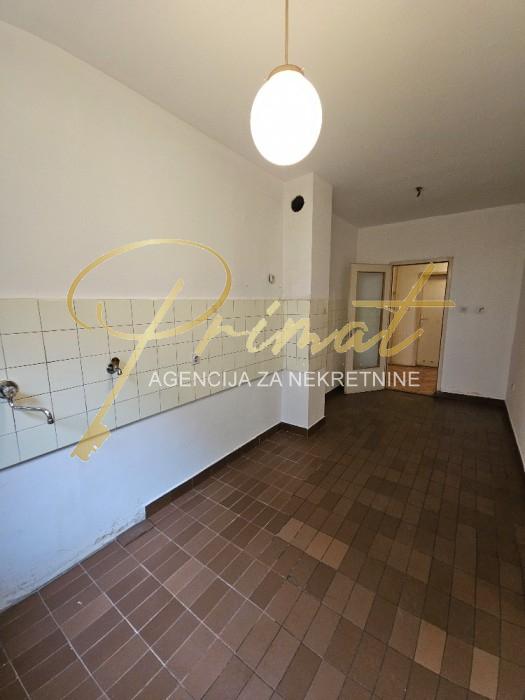 Trosoban stan Vukov spomenik