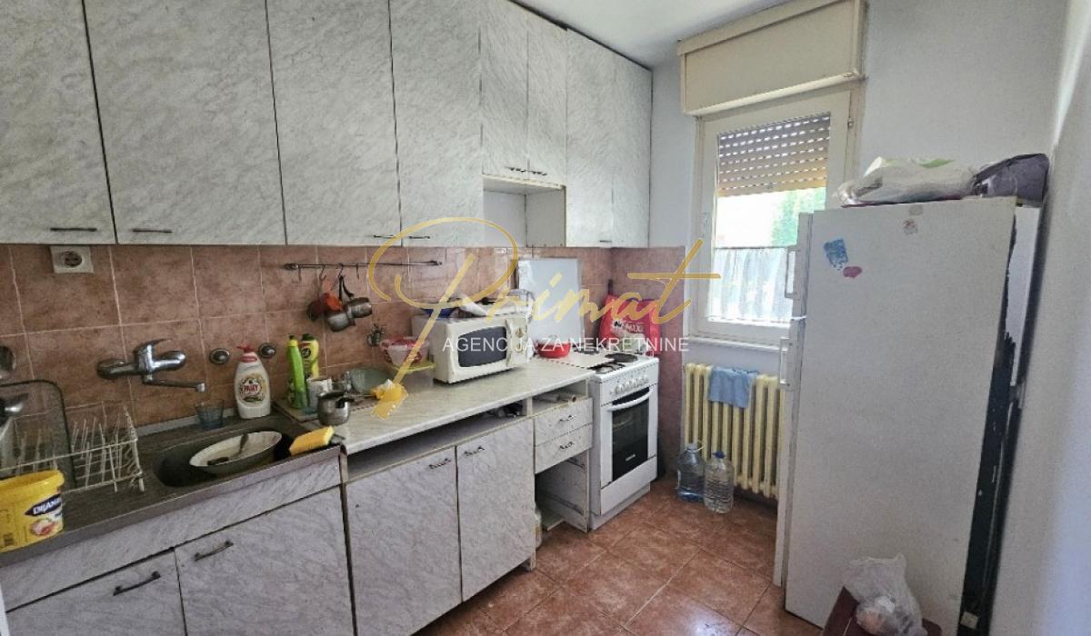 Odlican trosoban stan+ deo dvorista